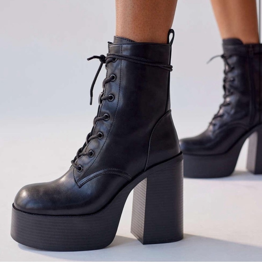 URBAN OUTFITTERS Noreen Laceup Platform boots